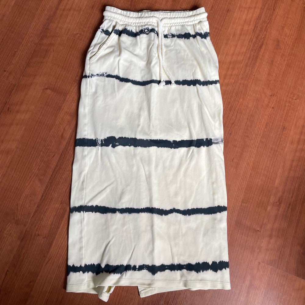 Midi skirt with slit in back